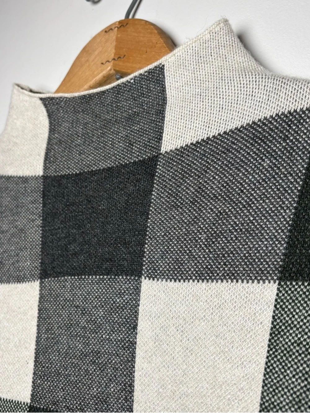 Tahari Plaid Windowpane Turtleneck Sweater Medium  Black Gray Preppy Minimalist